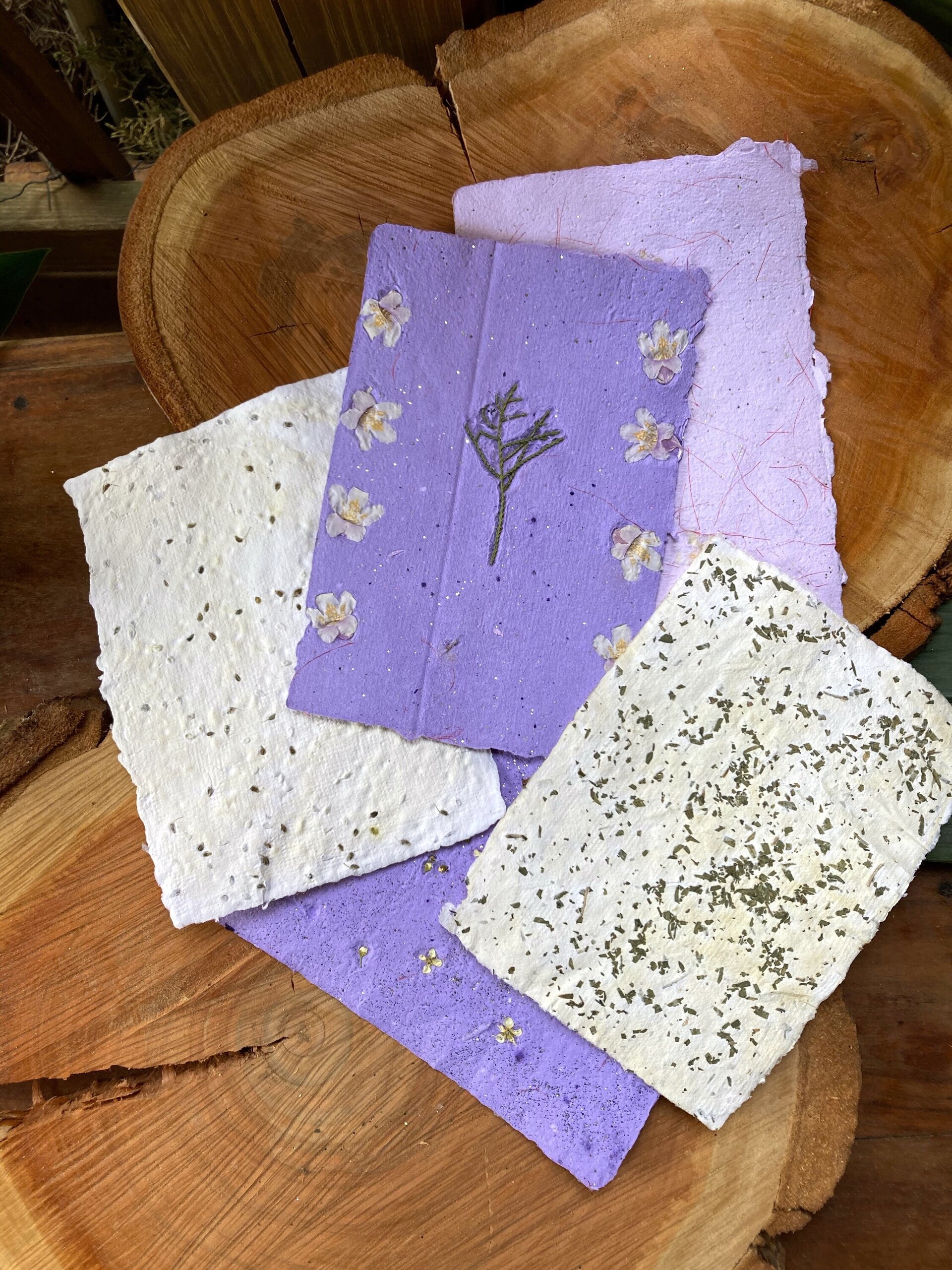 Papel Reciclado Hecho a Mano con Flores Prensadas y Semillas - 7